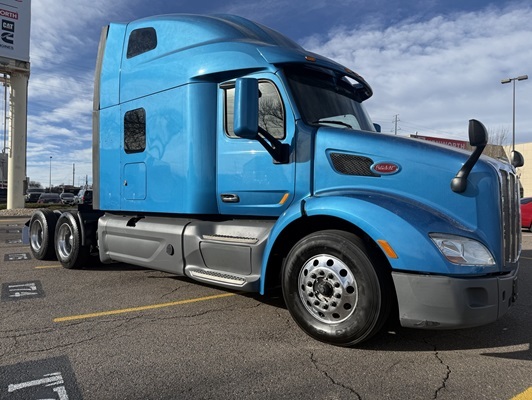2021 PETERBILT 579 in Leawood, KS