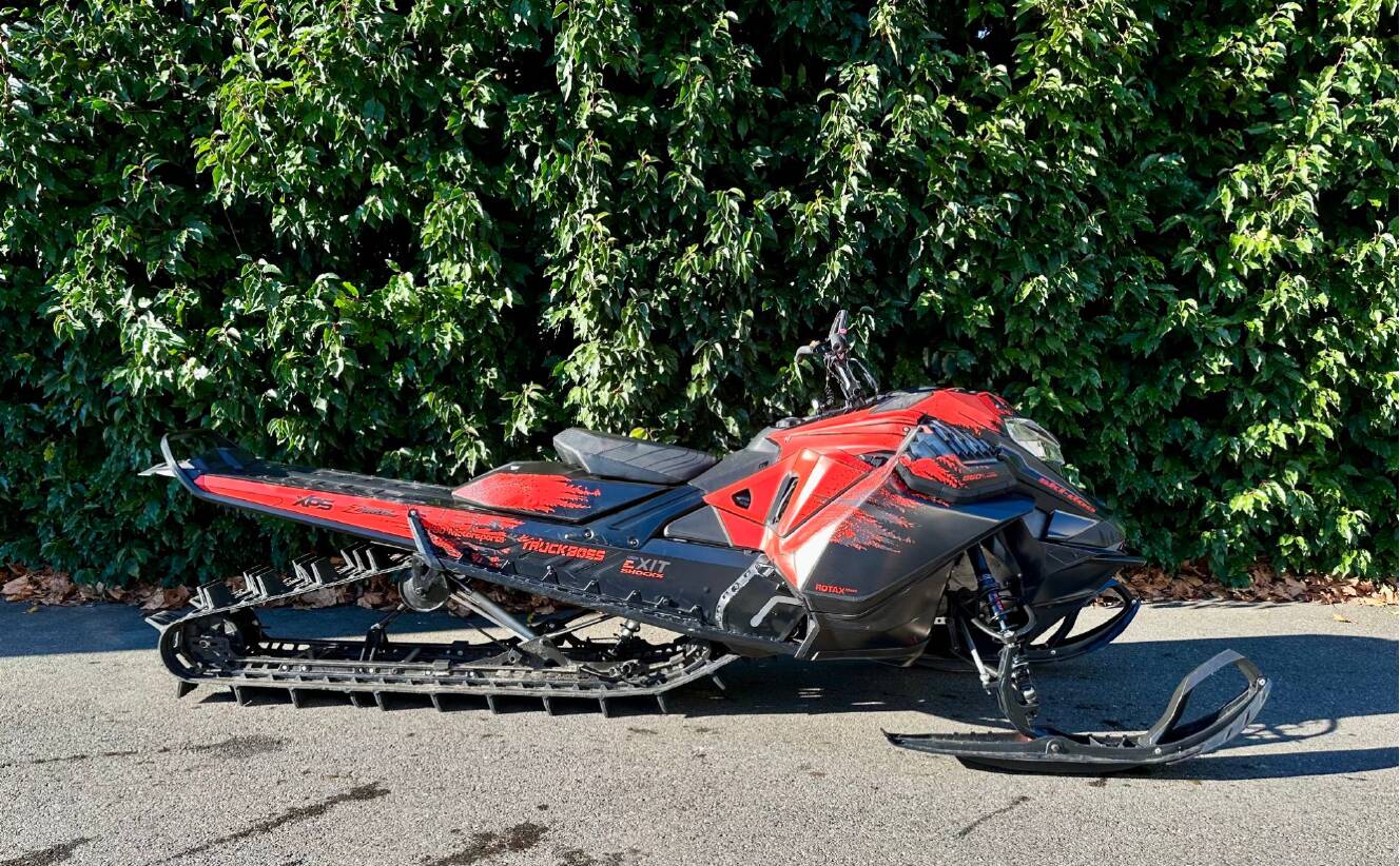 A photo of this 2021 Ski-Doo Summit X 165 850 E-TEC Turbo SHOT PowderMax Light Flex
