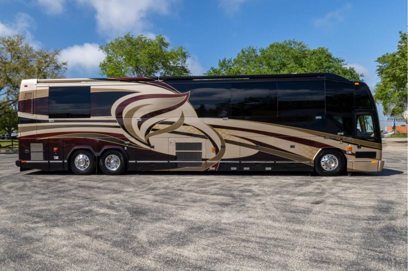 A photo of this 2010 Prevost LIBERTY H3 45