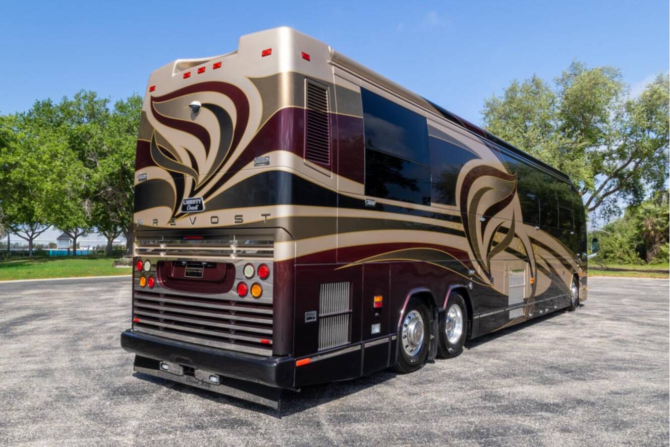 A photo of this 2010 Prevost LIBERTY H3 45