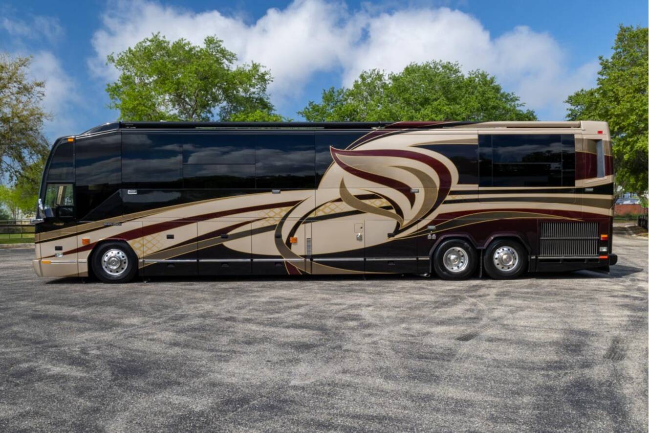 A photo of this 2010 Prevost LIBERTY H3 45