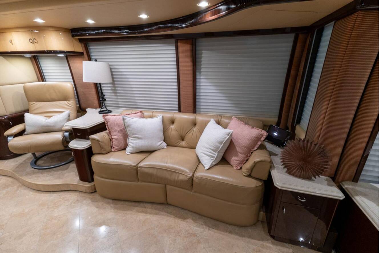 A photo of this 2010 Prevost LIBERTY H3 45