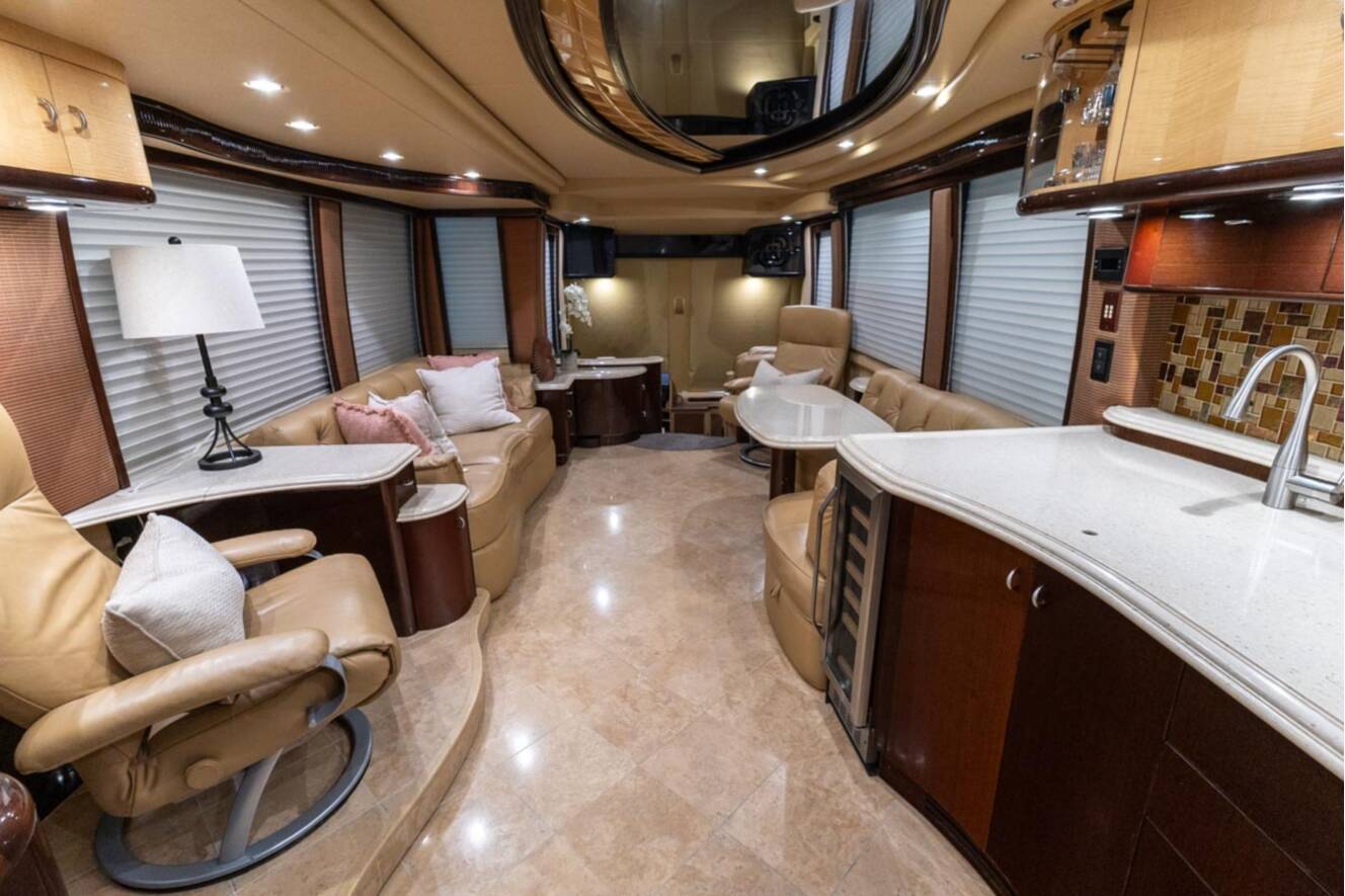 A photo of this 2010 Prevost LIBERTY H3 45