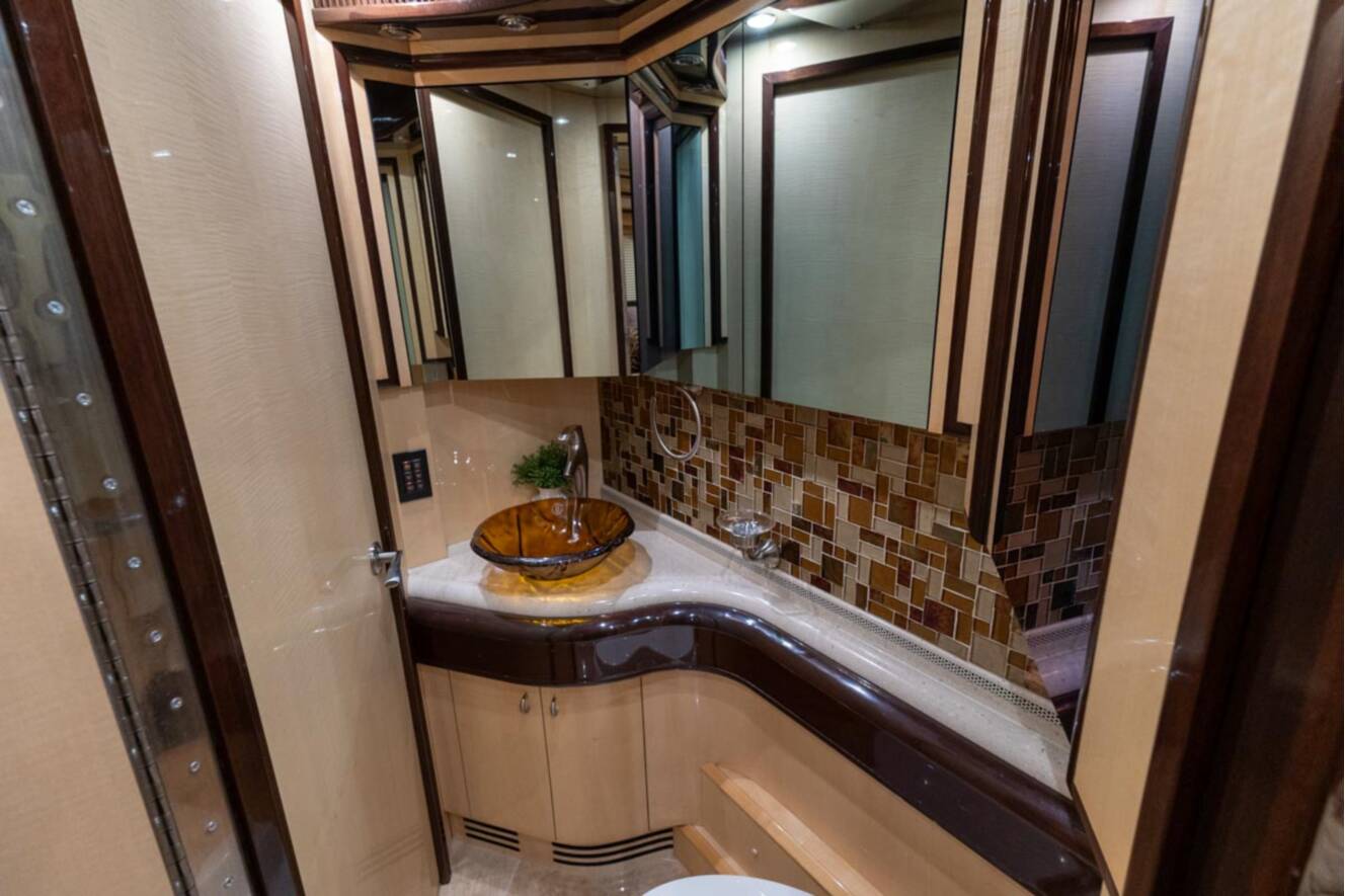 A photo of this 2010 Prevost LIBERTY H3 45