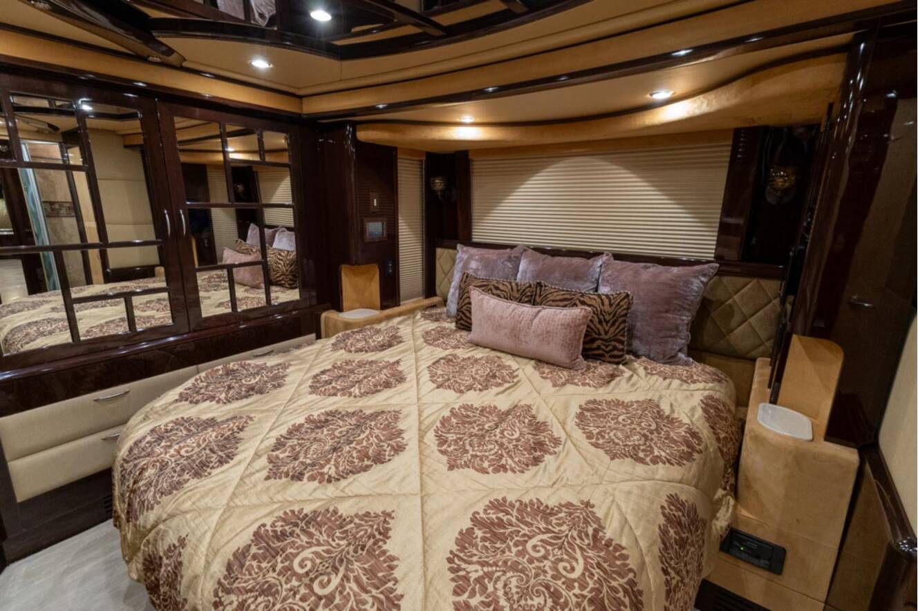 A photo of this 2010 Prevost LIBERTY H3 45