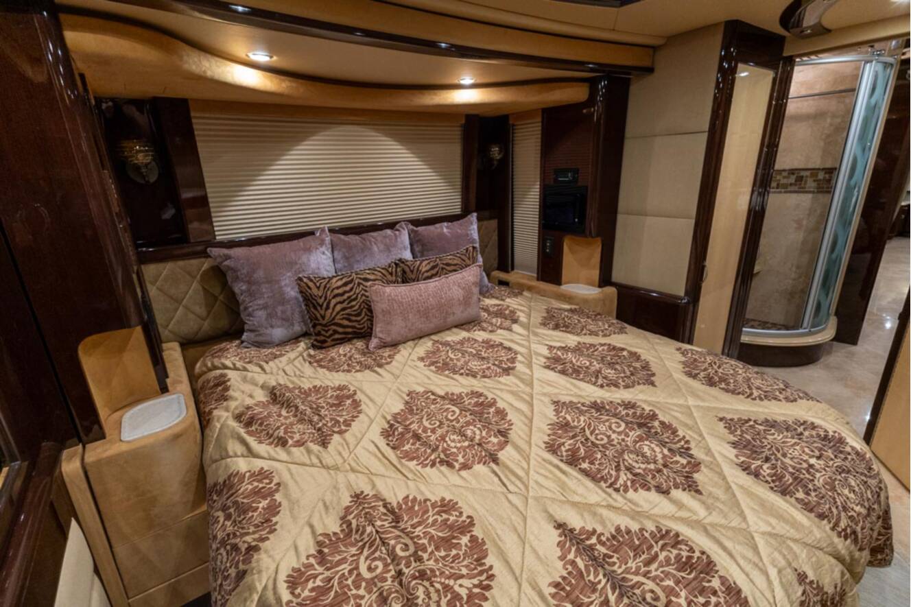 A photo of this 2010 Prevost LIBERTY H3 45