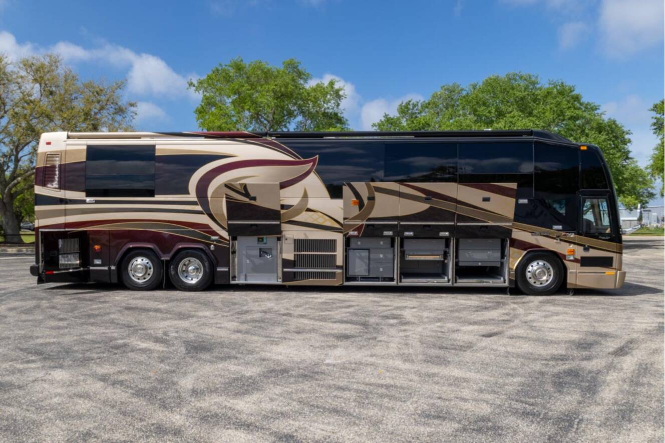 A photo of this 2010 Prevost LIBERTY H3 45