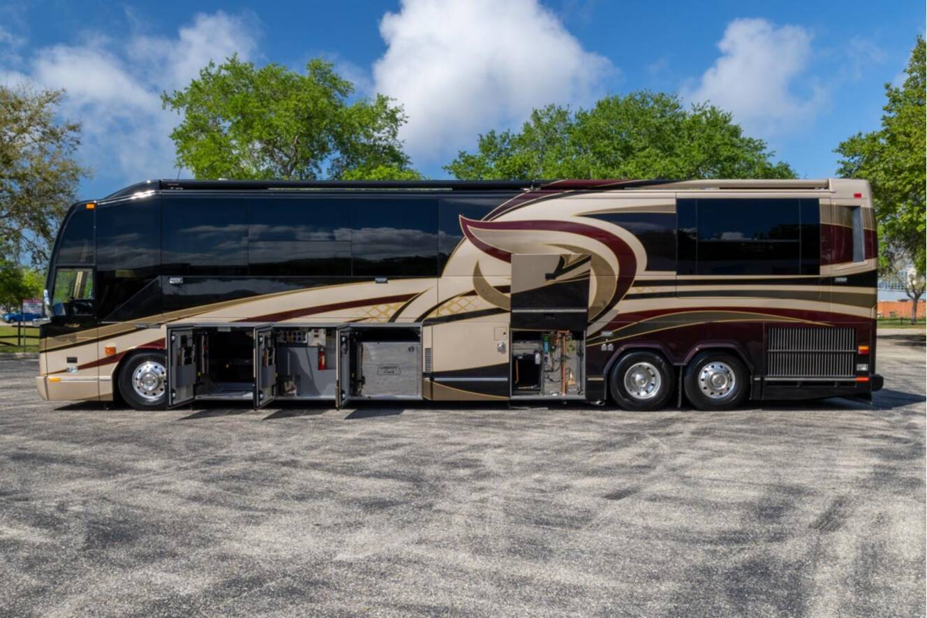 A photo of this 2010 Prevost LIBERTY H3 45