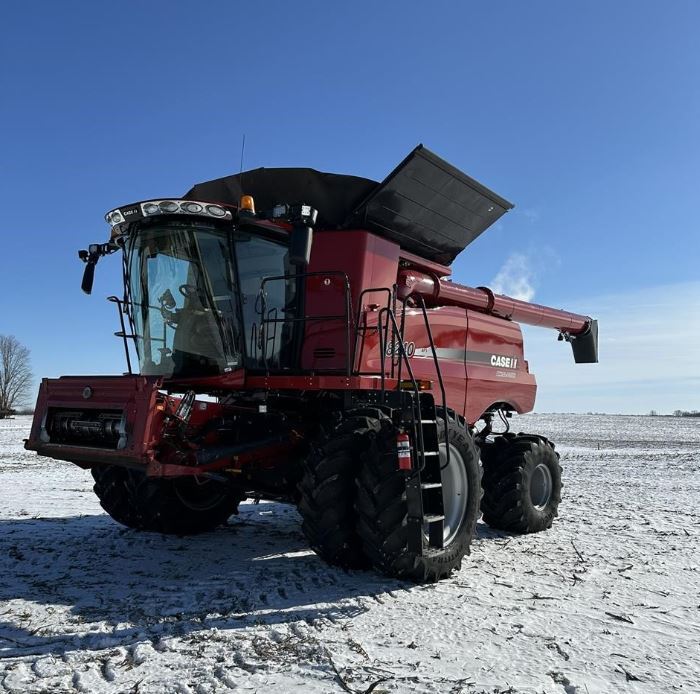 2016 CASE IH 8240 in Warsaw, IL