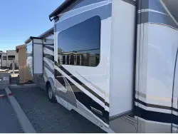 2015 WINNEBAGO 30J