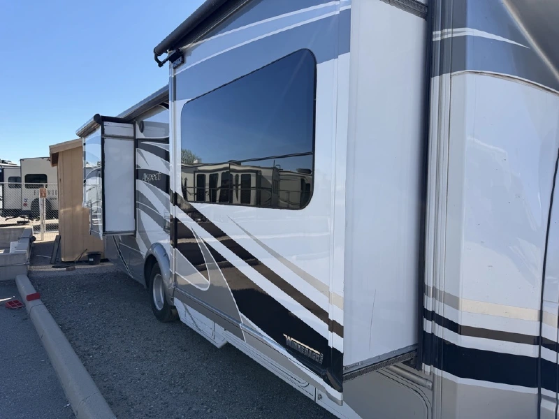 2015 WINNEBAGO 30J