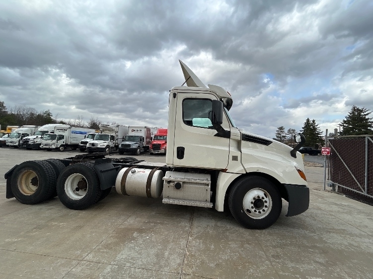 2019 FREIGHTLINER CASCADIA 126 in Middlefield, OH