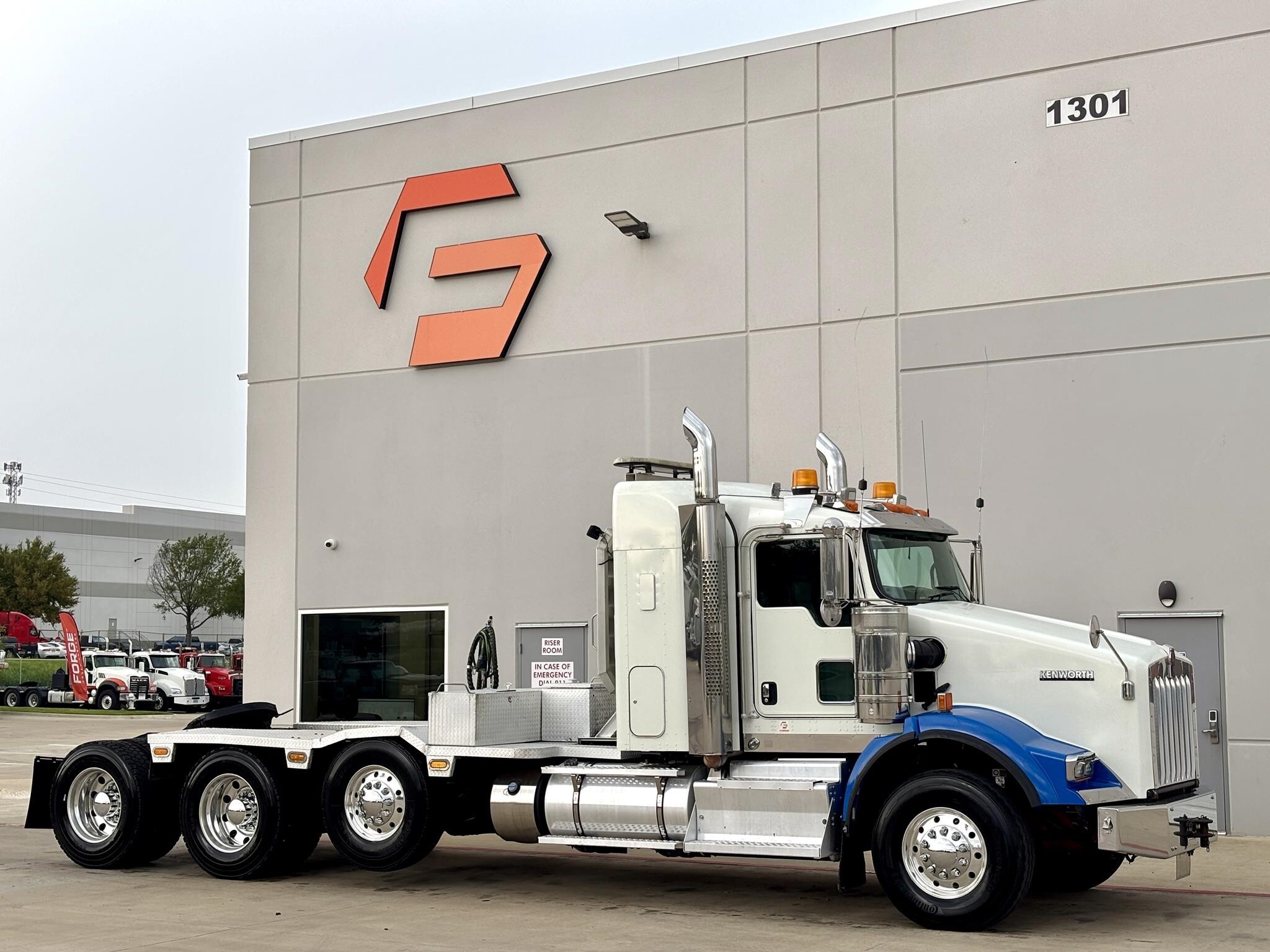 2016 Kenworth T800 8x6 Heavy Haul Tri/A Sleeper Truck Tractor in