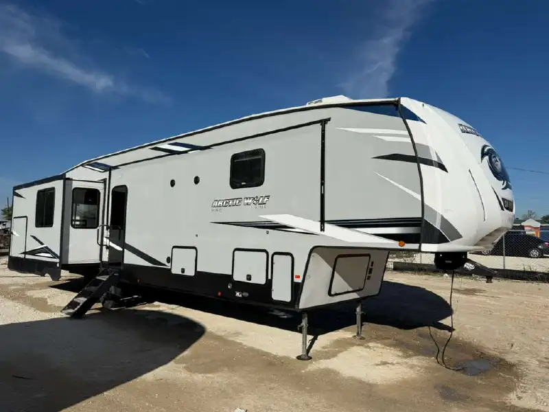 2021 FOREST RIVER CHEROKEE ARCTIC WOLF 3660 SUITE