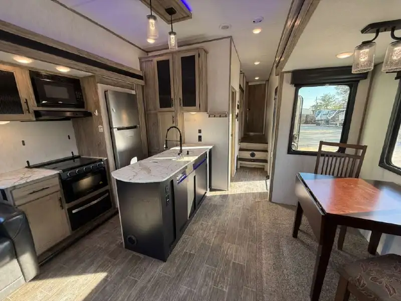 2021 FOREST RIVER CHEROKEE ARCTIC WOLF 3660 SUITE