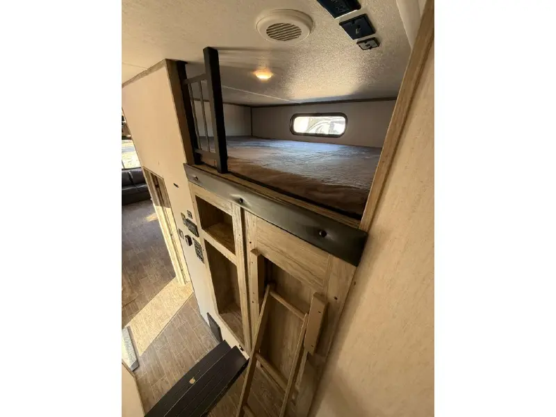 2021 FOREST RIVER CHEROKEE ARCTIC WOLF 3660 SUITE