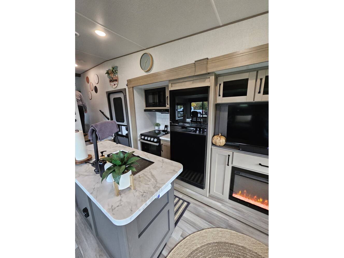 A photo of this 2024 Grand Design REFLECTION 100 SERIES 28RL