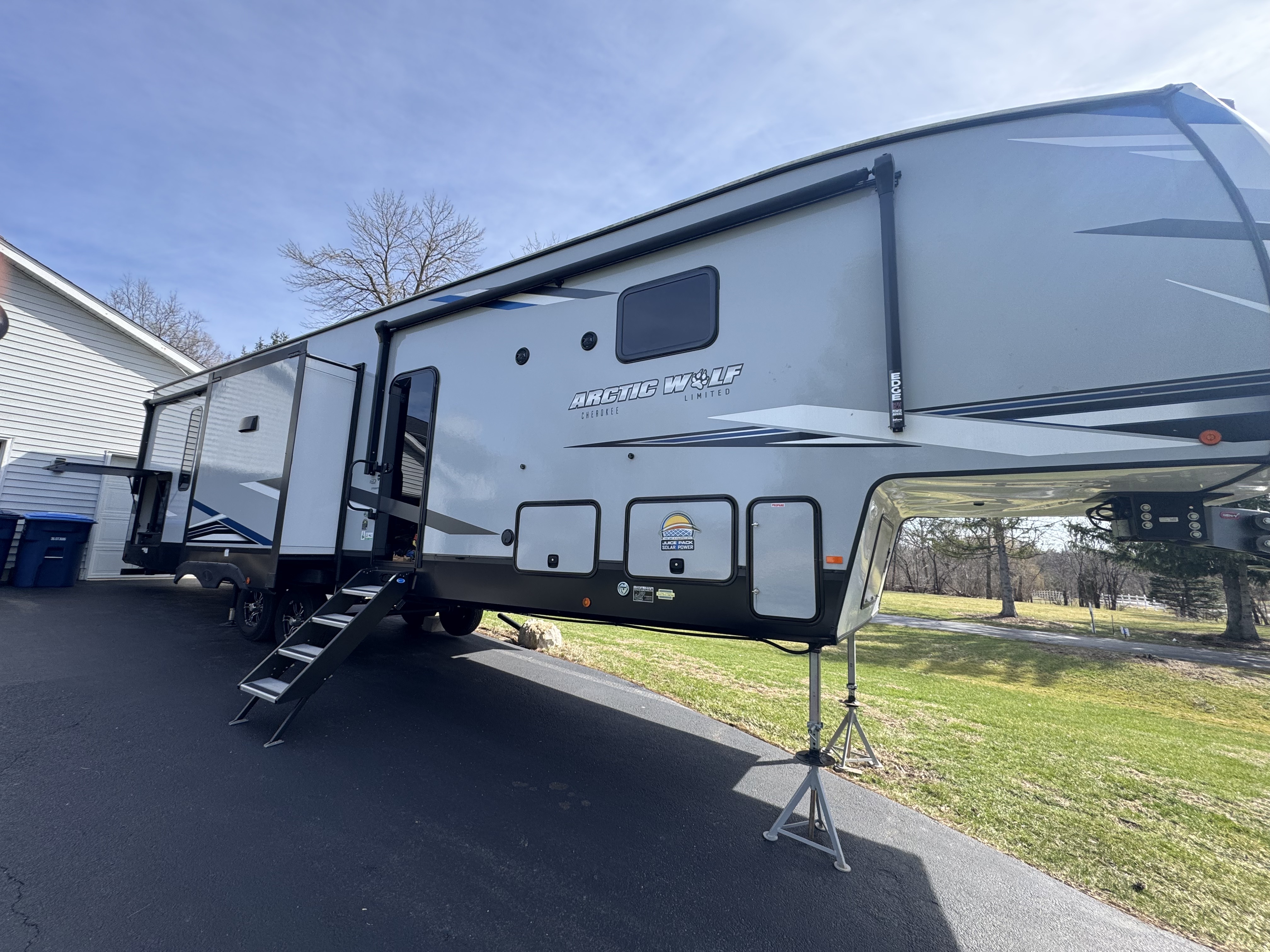 2022 Forest River CHEROKEE ARCTIC WOLF 3770 SUITE RV