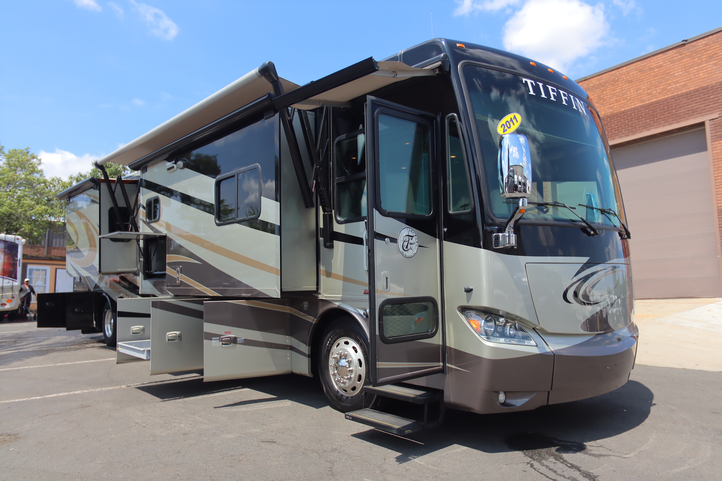 2011 Tiffin Motorhomes PHAETON 42 QBH in herndon VA