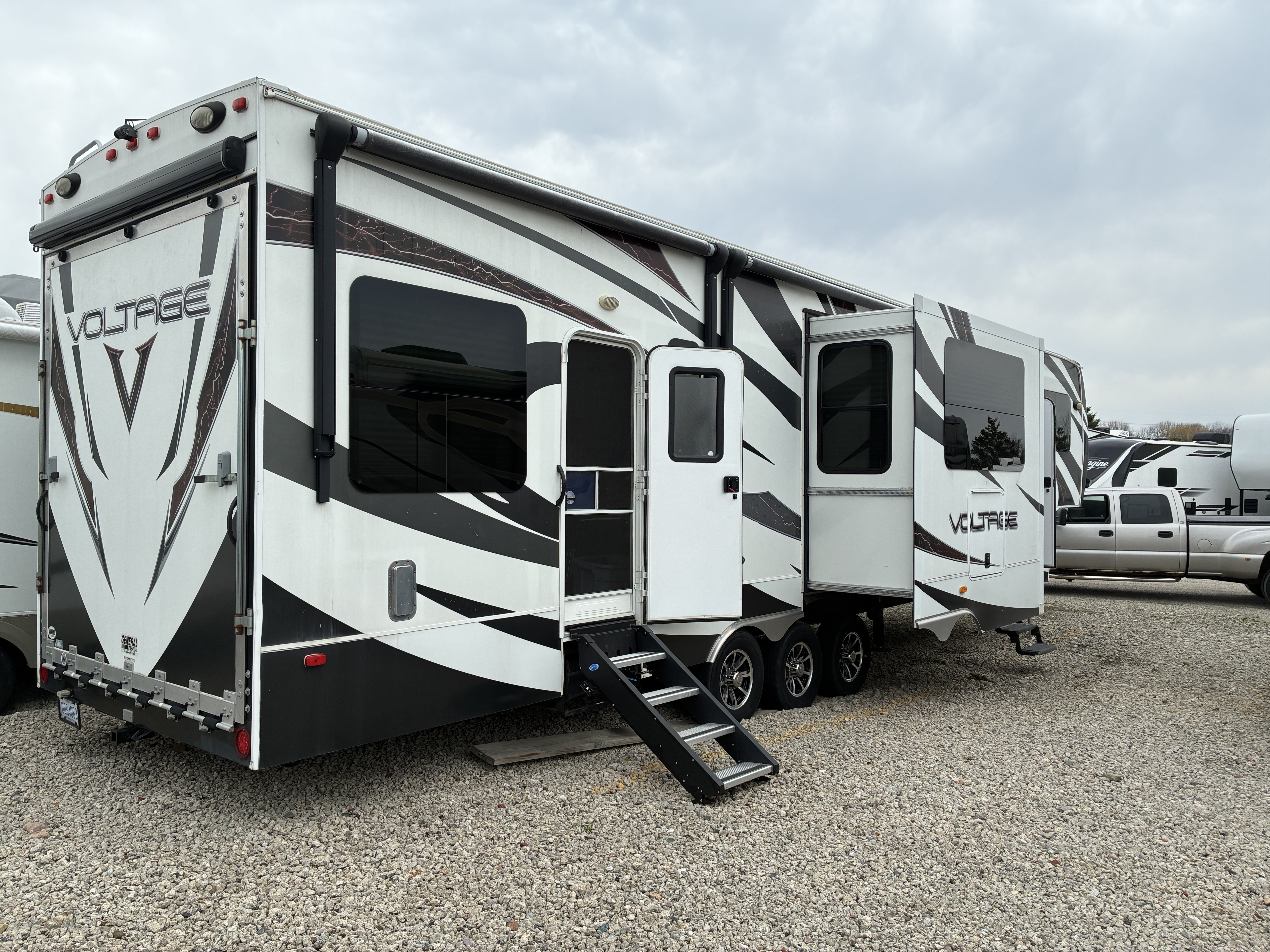 2014 Dutchmen VOLTAGE EPIC 3895 RV