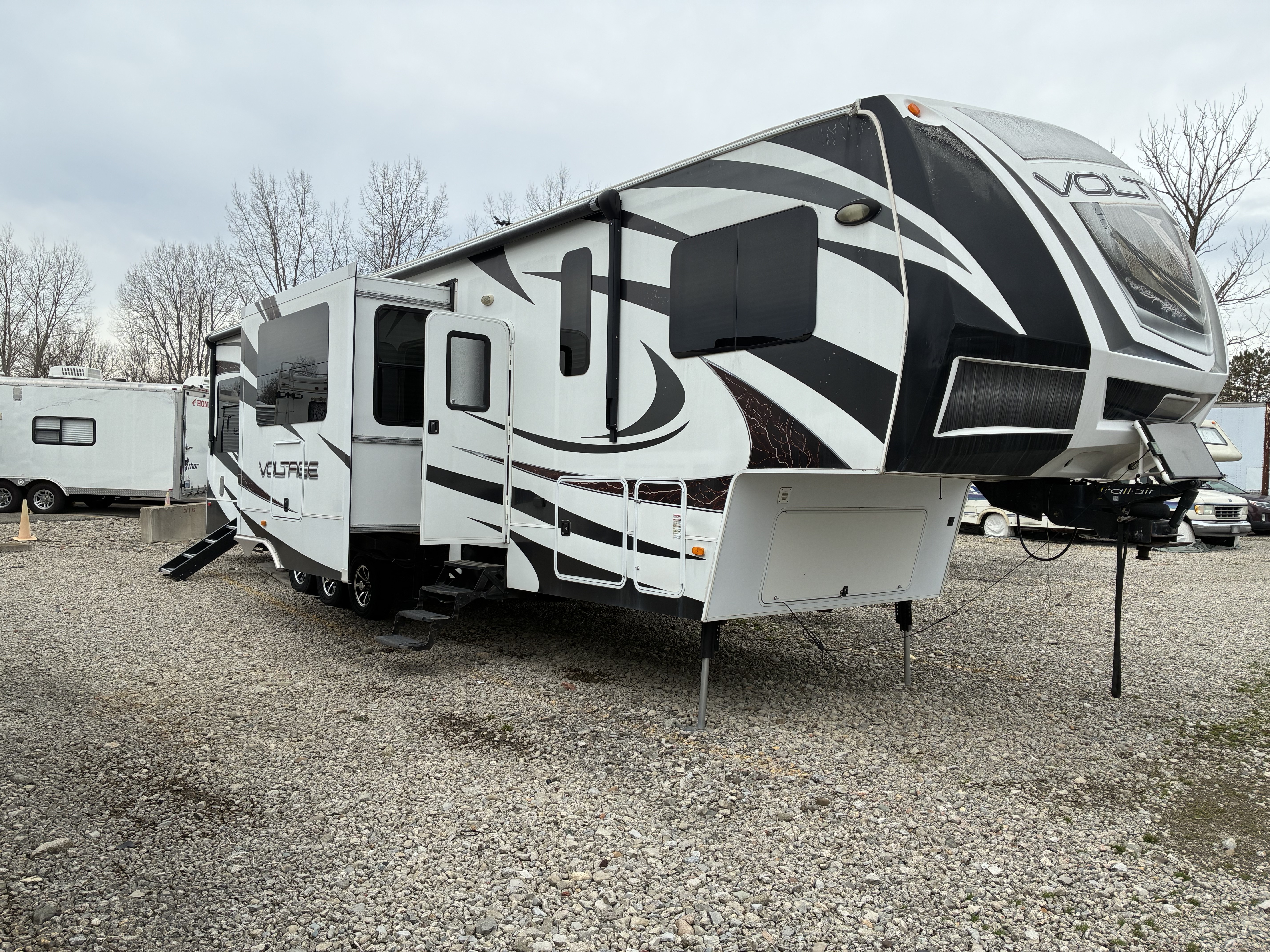 2014 Dutchmen VOLTAGE EPIC 3895 in south lyon MI