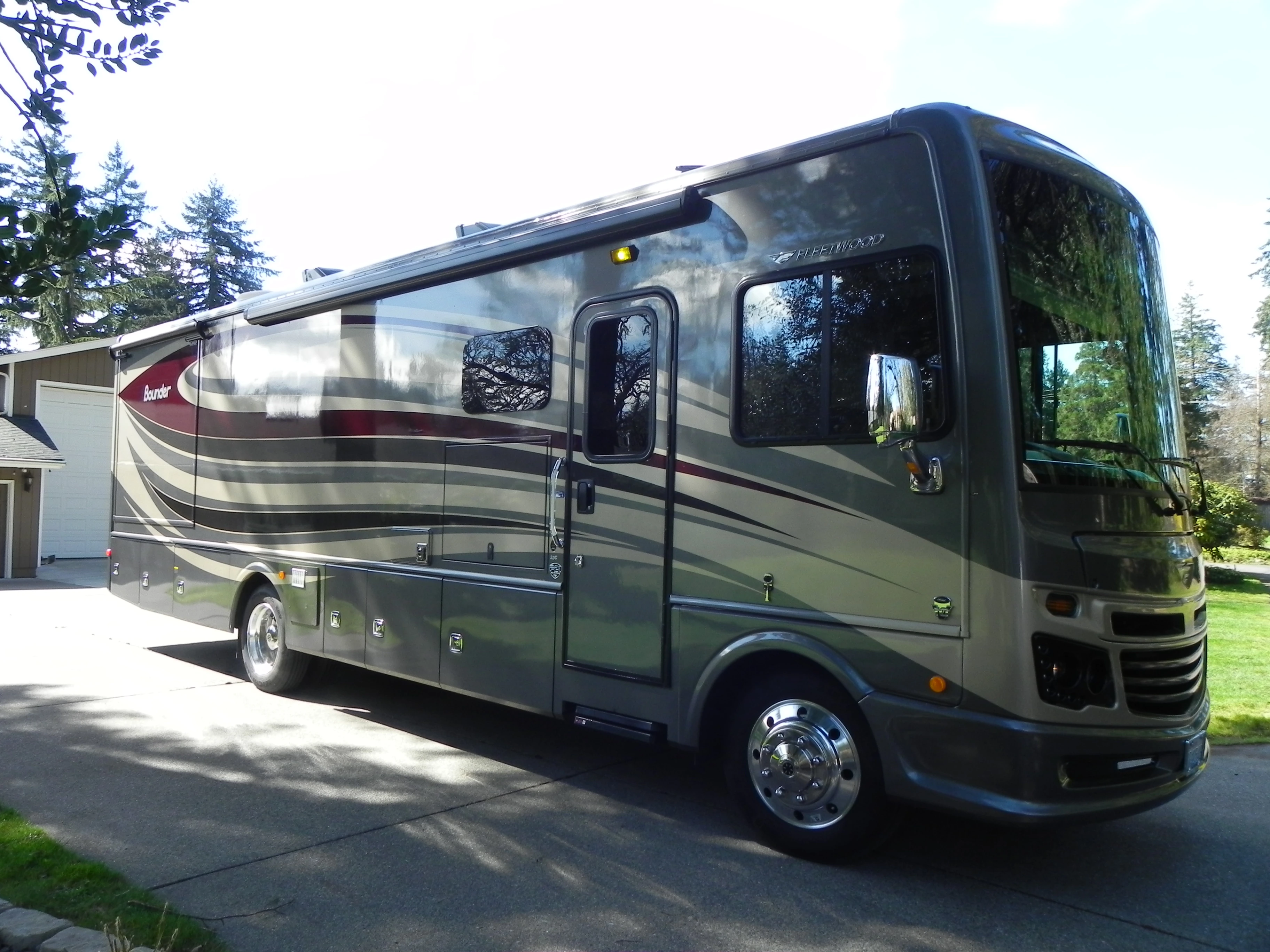 2017 Fleetwood BOUNDER 33C RV