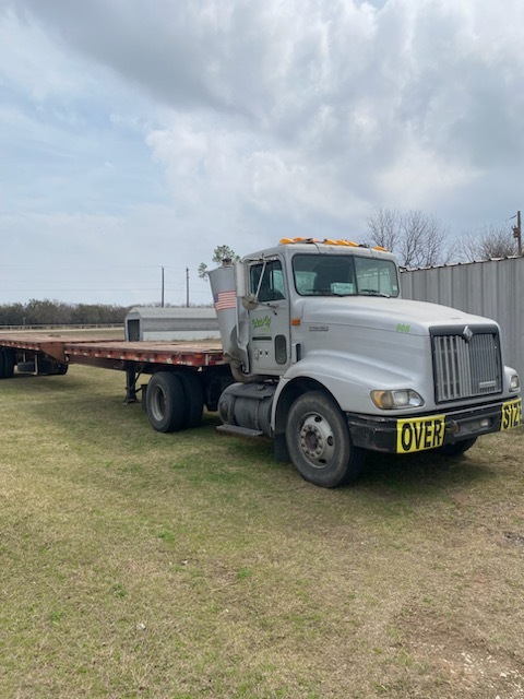 1998 INTERNATIONAL 4900 in Cresson, TX