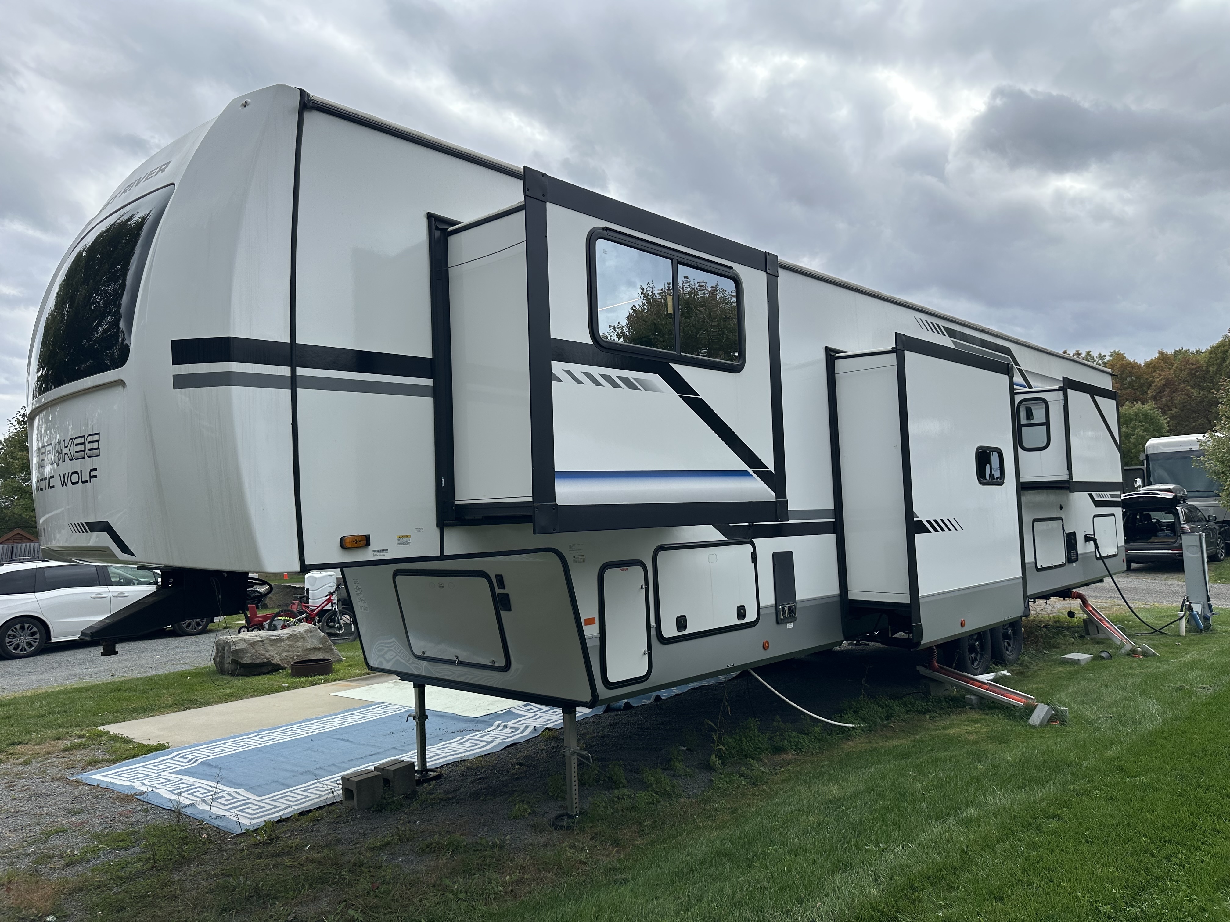 2025 Forest River Cherokee Arctic Wolf 3950SUITE RV