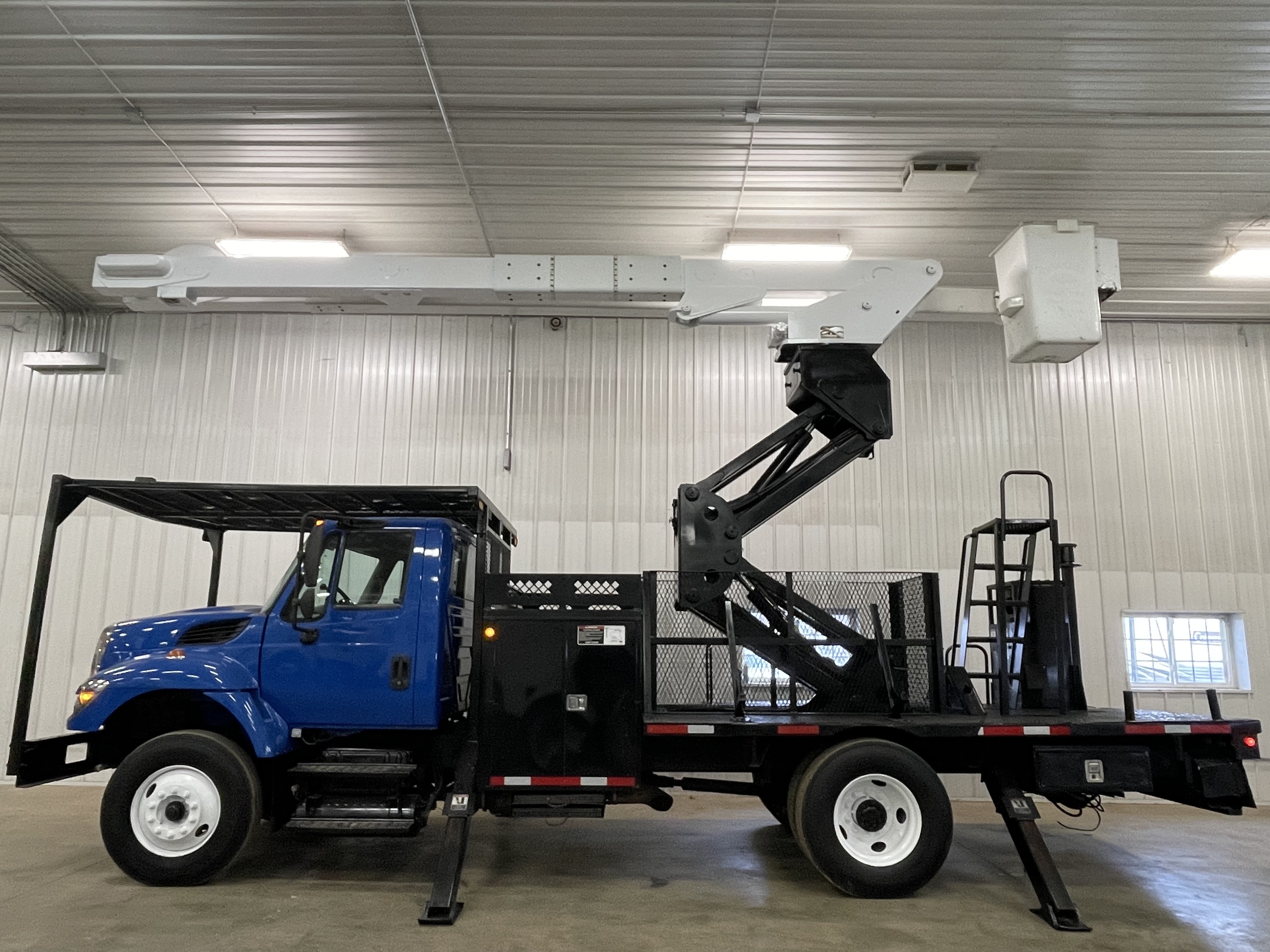 2009 INTERNATIONAL 7300 in Battle Creek, MI