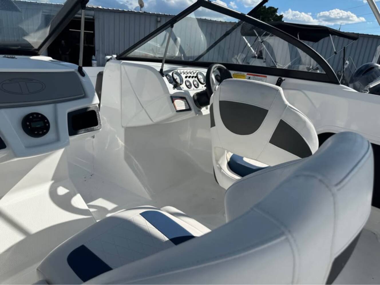 A photo of this 2023 Tahoe 185 S