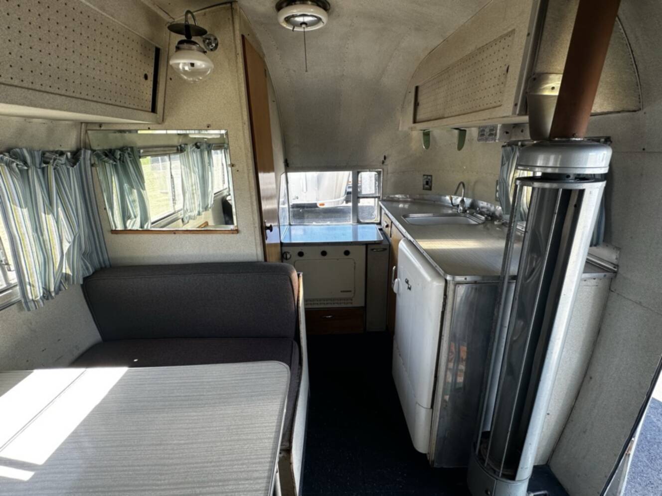 A photo of this 1954 Airstream SAFARI 22