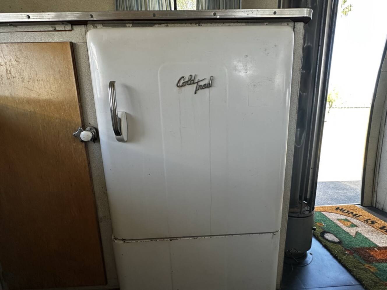 A photo of this 1954 Airstream SAFARI 22
