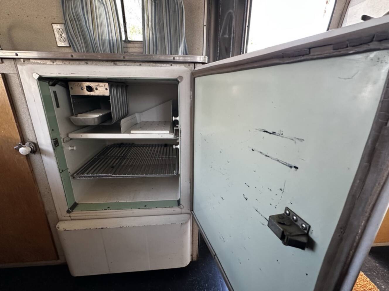 A photo of this 1954 Airstream SAFARI 22