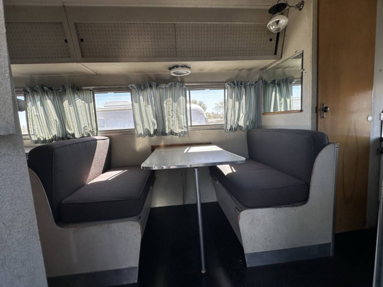 A photo of this 1954 Airstream SAFARI 22