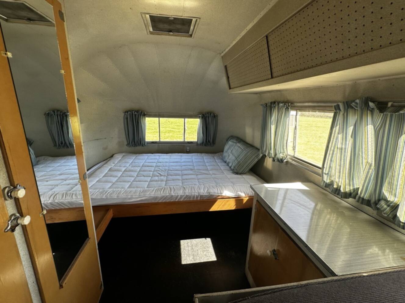 A photo of this 1954 Airstream SAFARI 22