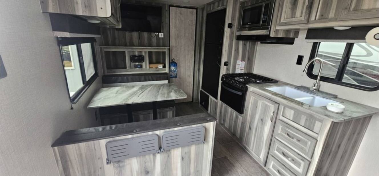 A photo of this 2022 Chinook DREAM D259RB