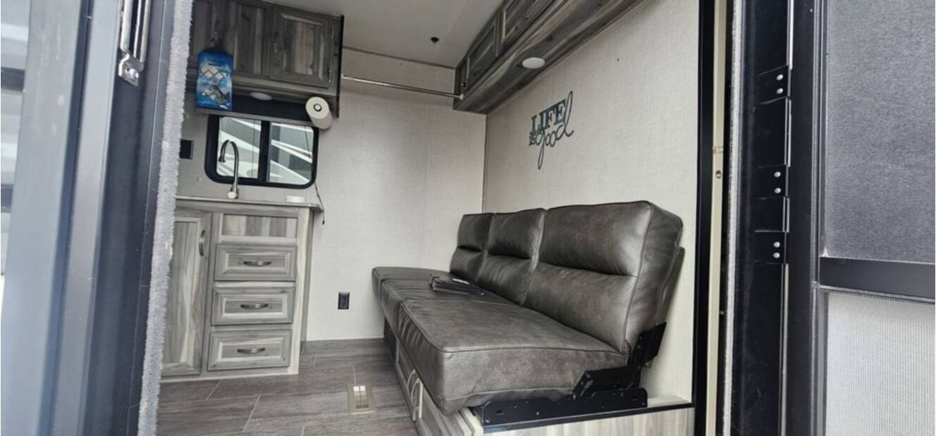 A photo of this 2022 Chinook DREAM D259RB