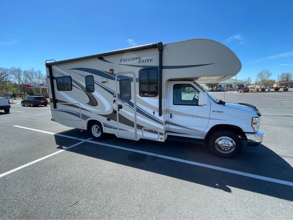 2015 Thor Motor Coach FREEDOM ELITE 19R RV