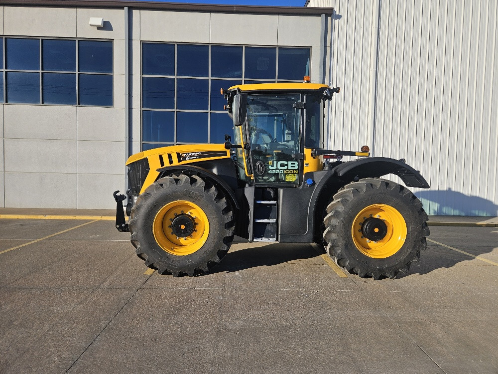 2025 JCB Fastrac 4220 in Wamego, KS