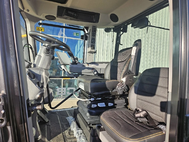 2025 JCB Fastrac 4220