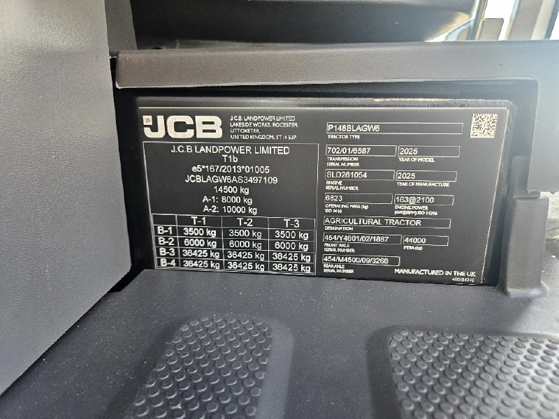2025 JCB Fastrac 4220