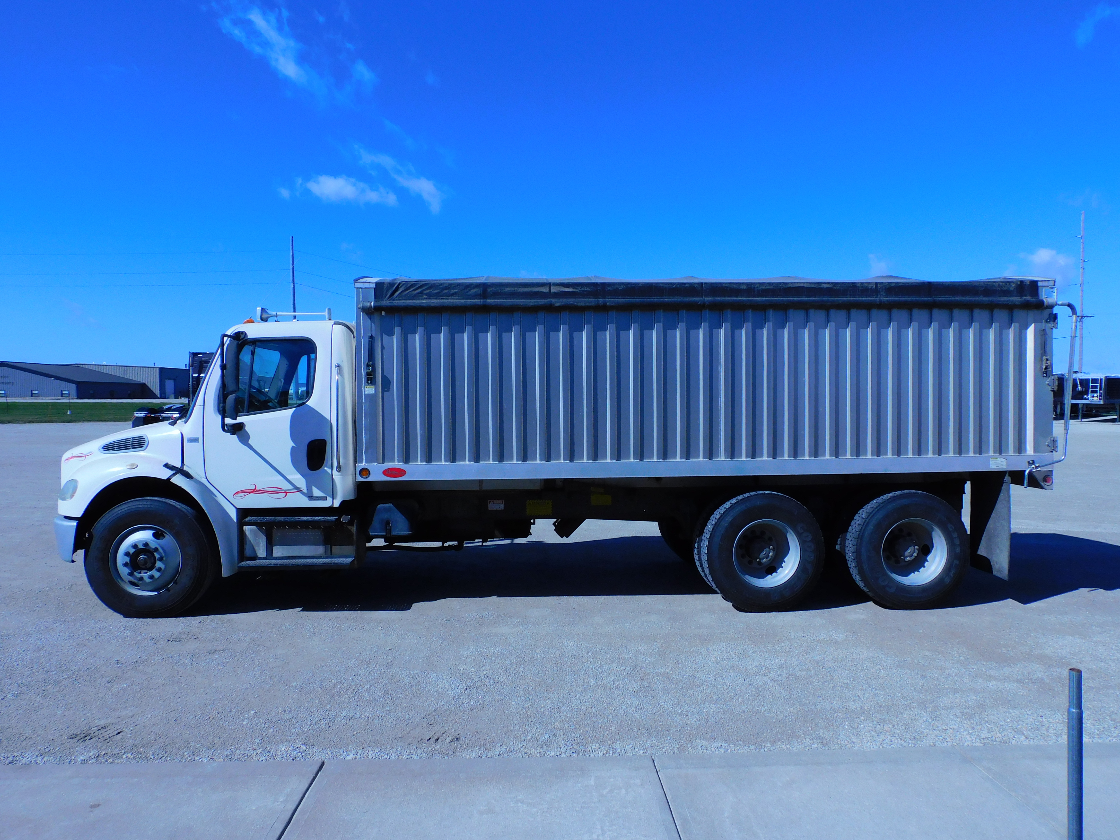 2005 FREIGHTLINER BUSINESS CLASS M2 106 in Greenville, OH