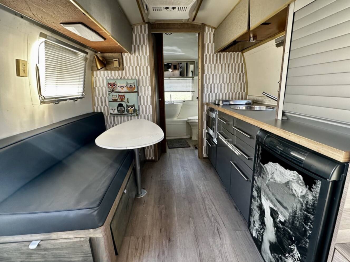A photo of this 1969 Airstream Land Yacht Safari 23