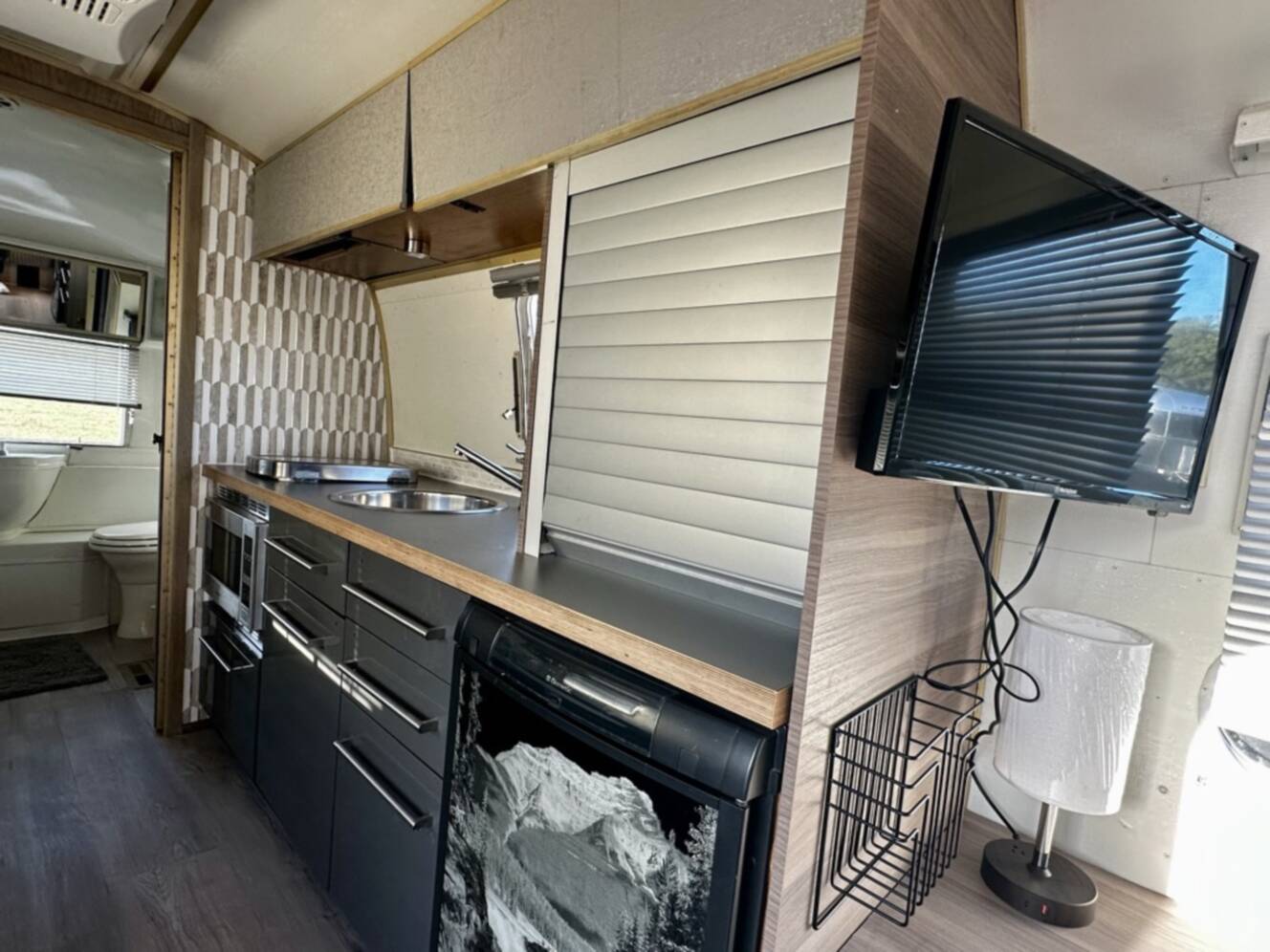 A photo of this 1969 Airstream Land Yacht Safari 23