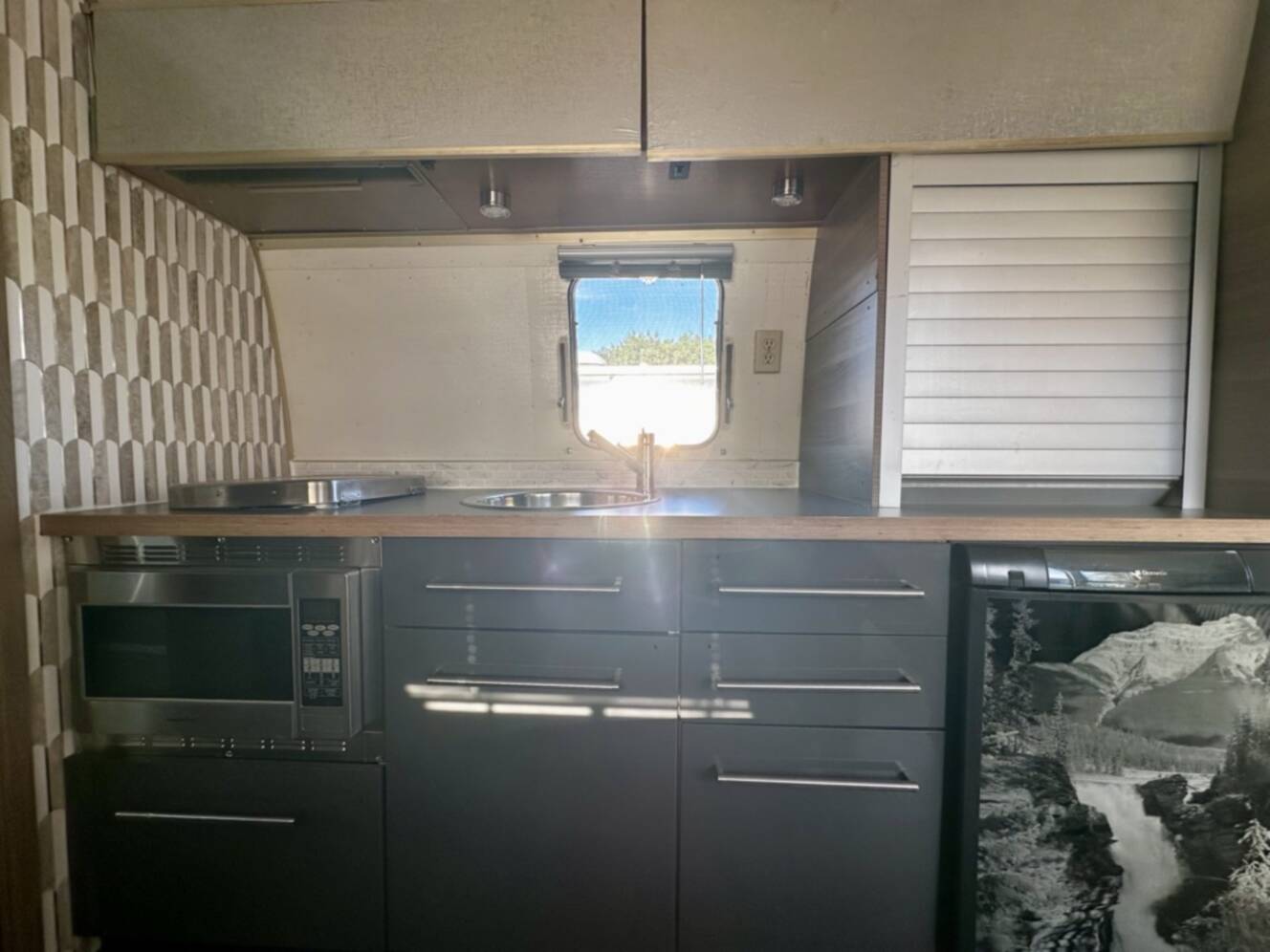 A photo of this 1969 Airstream Land Yacht Safari 23