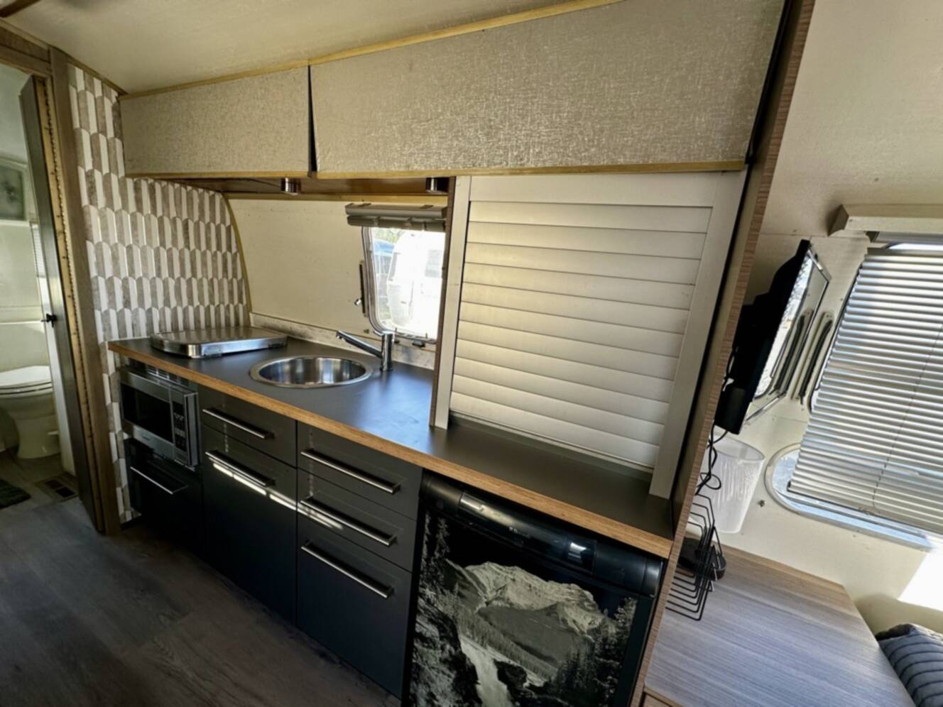A photo of this 1969 Airstream Land Yacht Safari 23