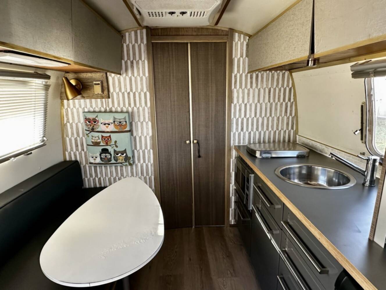 A photo of this 1969 Airstream Land Yacht Safari 23