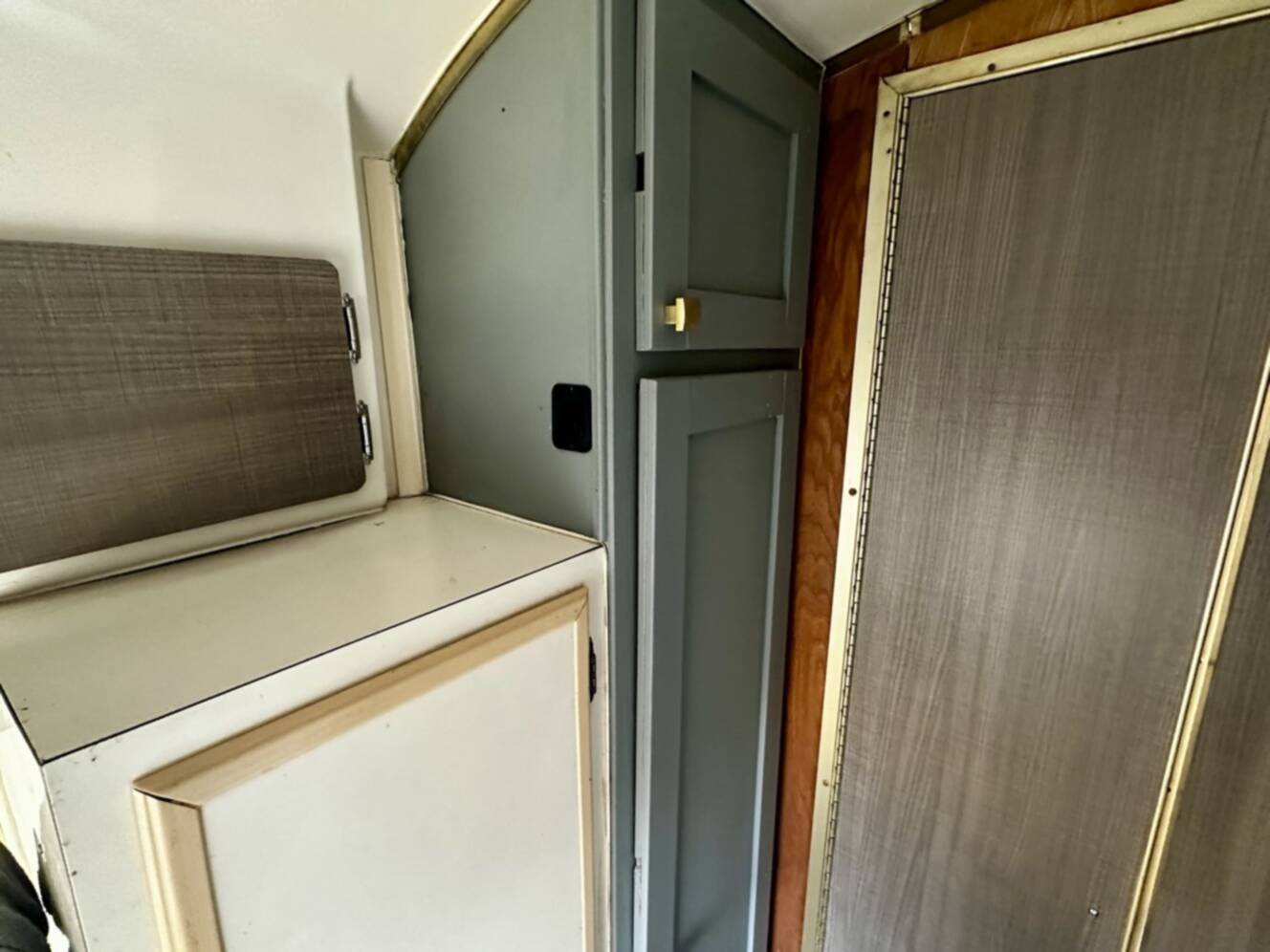 A photo of this 1969 Airstream Land Yacht Safari 23