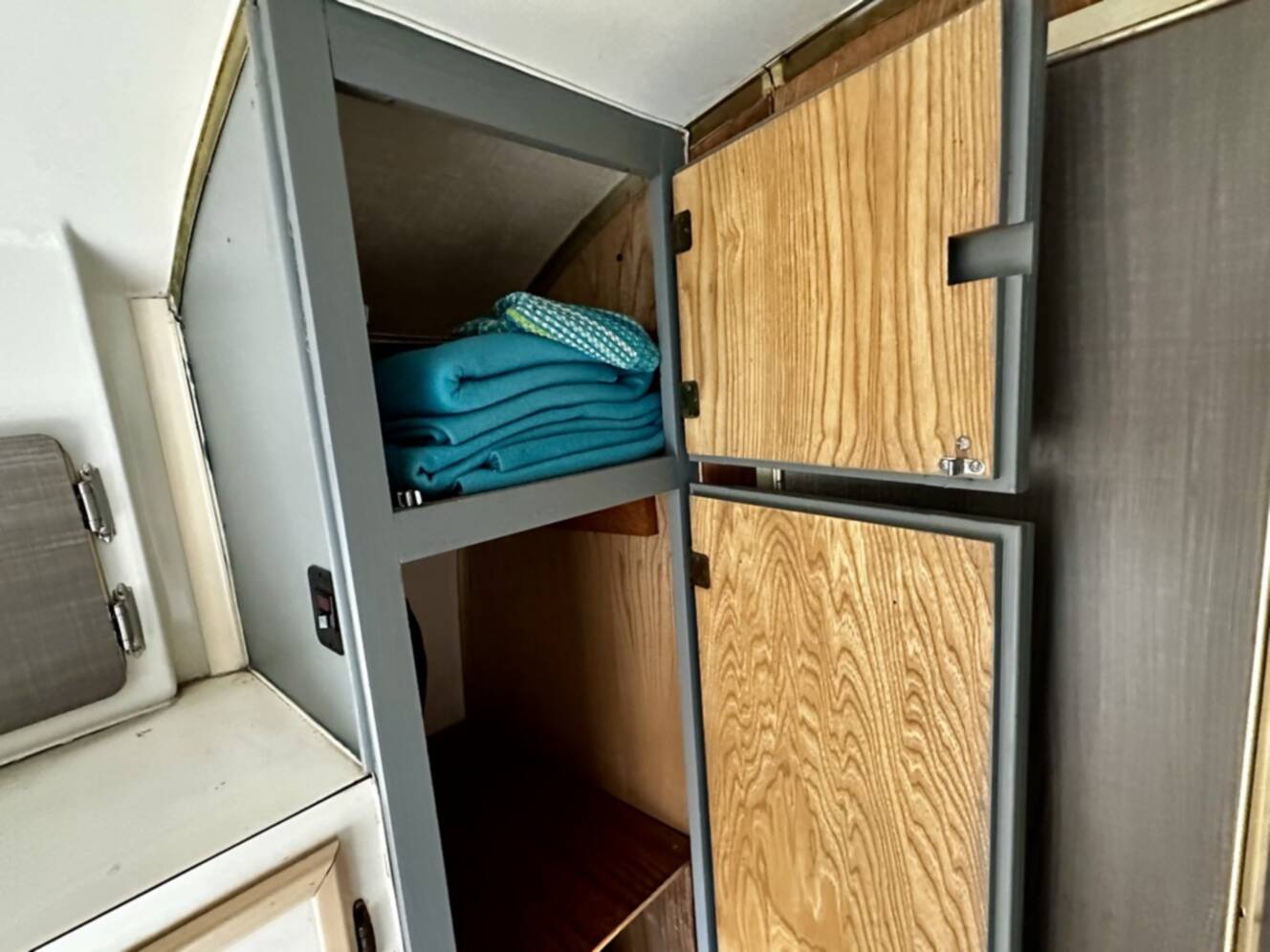 A photo of this 1969 Airstream Land Yacht Safari 23