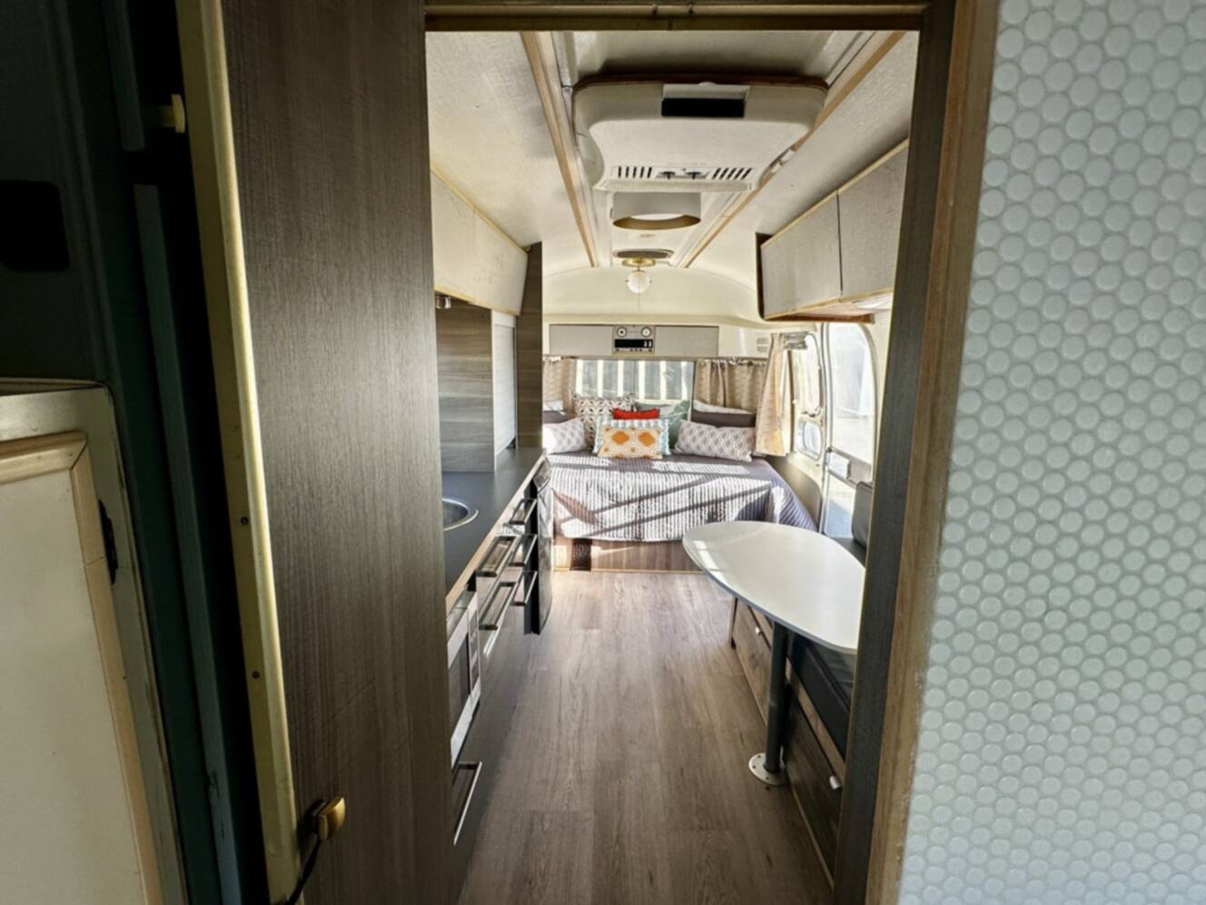 A photo of this 1969 Airstream Land Yacht Safari 23